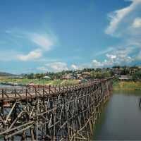 สะพานมอญ ใส่บาตรเช้า ชมเสน่ห์วิถีชีวิตชาวมอญ