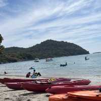 นั่งชิลริมทะเลที่หาดถ้ำพัง