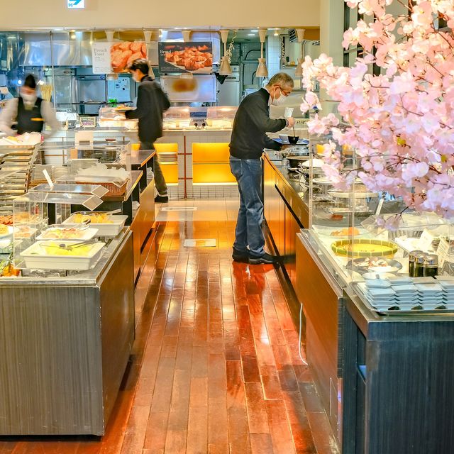 札幌グランドホテル・朝食ビュッフェ名物のアップルパイなどのデザートコーナー
