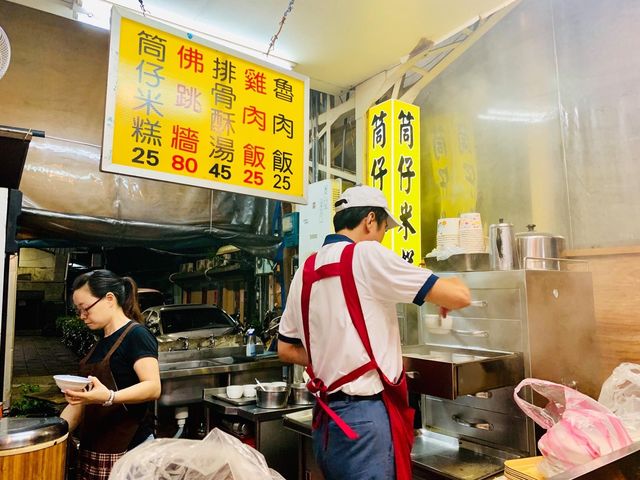 龍山寺美食—華西街夜市佛跳牆，料多味美超好喝