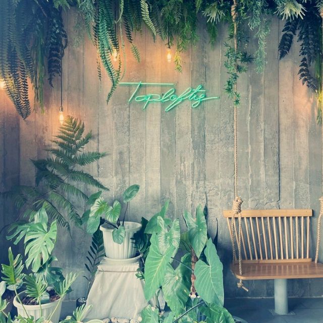 Toplofty Café  คาเฟ่สไตล์​โมเดิร์นลอฟท์