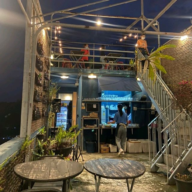 รูฟท็อปบาร์ลับๆ กับบรรยากาศดีๆ ในเมืองตรัง