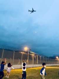 近距離望著飛機衝上雲霄 | 機場跑道尾