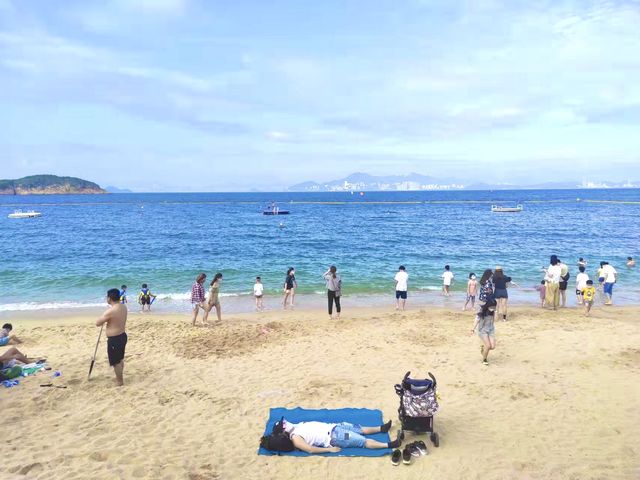 長洲東灣海灘：吃著西瓜冰和大魚蛋曬太陽