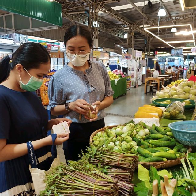 เดินช้อปปิ้งตลาดบัญญัติทรัพย์ ย่านลาดกระบัง