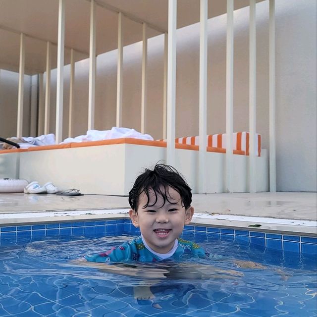 고급진 컬러감의 수영장이 매력적인 머큐어 앰버서더 제주