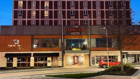 史旺西龍酒店🐉🏴研讀擬點體形標記物加約 — traveler post in Castle