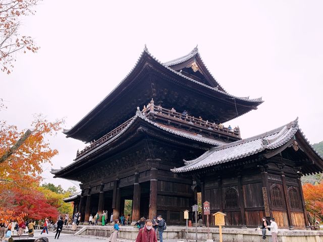 京都[紅葉めぐり]  南禅寺　三門の紅葉が絶景❗️