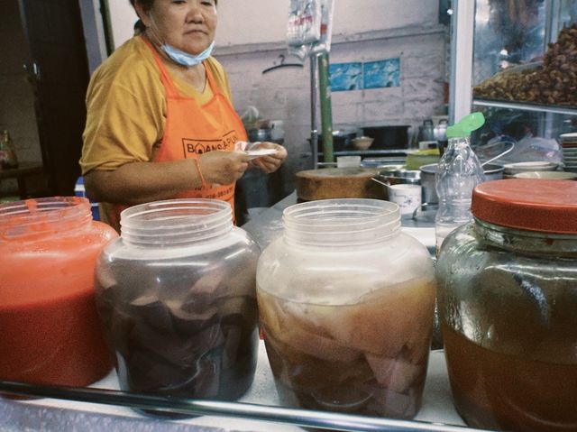 ร้านเย็นตาโฟหัวกุ้งทอด ความอร่อยกว่า50ปีในภูเก็ต 