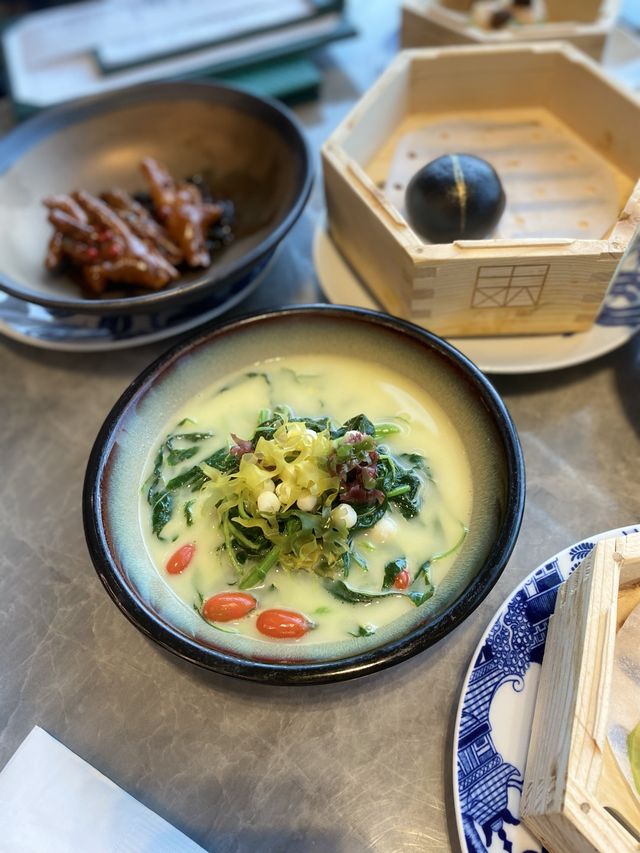 飽覽維港景色 享受特色中菜