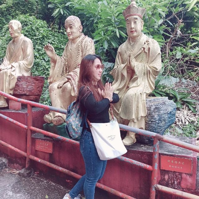 10,000 BUDDHAS MONASTERY 