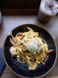 輕鐵旁的木系Cafe 