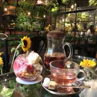 緑、お花溢れる🌻癒し空間カフェ【青山フラワーマーケット】