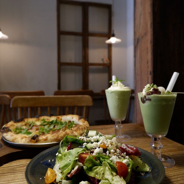 隱於豪宅區的歐式小木屋 隱於豪宅區的歐式小木屋