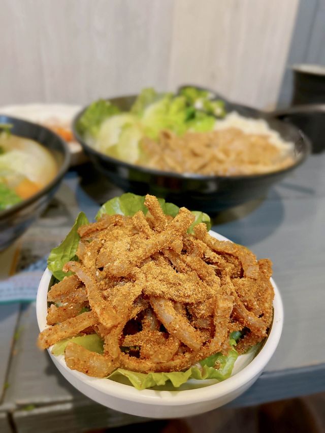 特濃🐷骨湯熬製湯米線