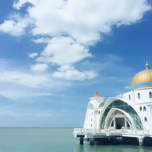漂浮在馬六甲海峽上的水上清真寺