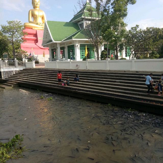 หลวงพ่อโตองค์ใหญ่ ที่วัดโบสถ์ ปทุมธานี 