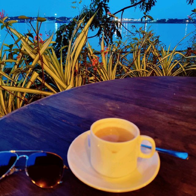 Enjoy tea with sea view. 