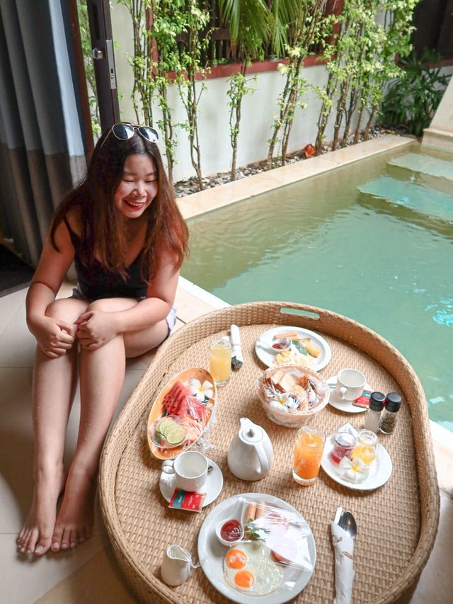 Floating Breakfast at Melati Resort🥞