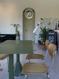 프라하에서 느낄 수 있는 성수동 느낌의 카페, yes cafe