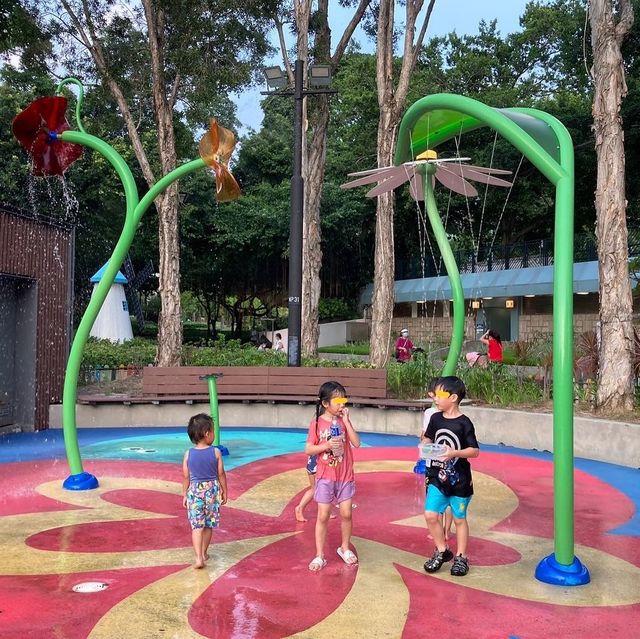 《親子活動～屯門公園共融遊樂場玩水區》