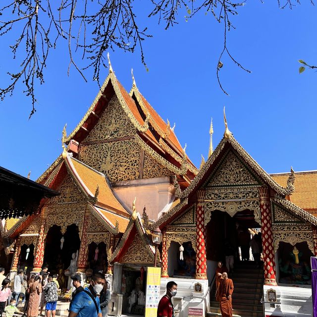เดินขึ้นพระธาตุดอยสุเทพสุดสัปดาห์😅