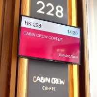 今次介紹比你呢間係新開的CABIN CREW COFFEE，以航空為主題，有侯機室+飛機艙做室內裝潢，勁啱打卡，最特別係卡位有飛機窗，打開見到富士山，係度影返張相扮去旅行都正啦！