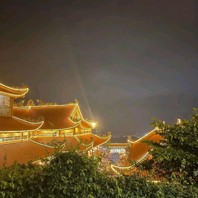 Ba Vàng sống cả ngày lẫn đêm. 