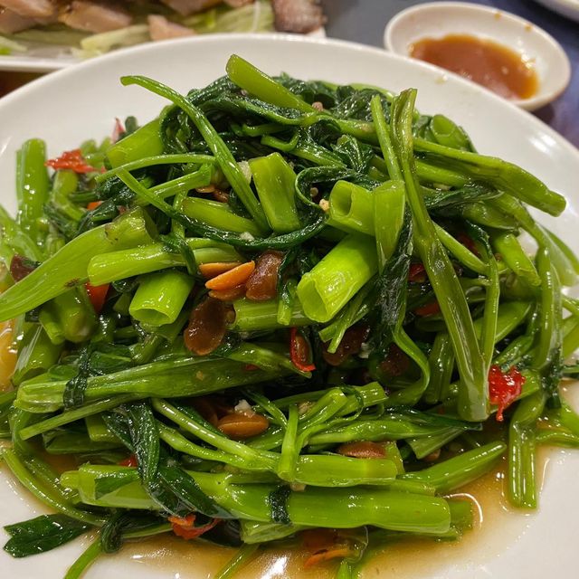 價錢大眾化嘅中泰大排檔