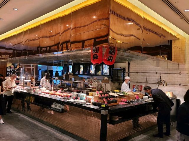 有少許海景睇的酒店自助餐廳