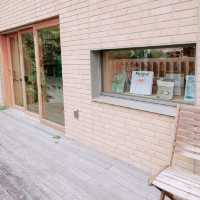 SLOW JET COFFEE IN THE ZOO

テラス席にも動物が！