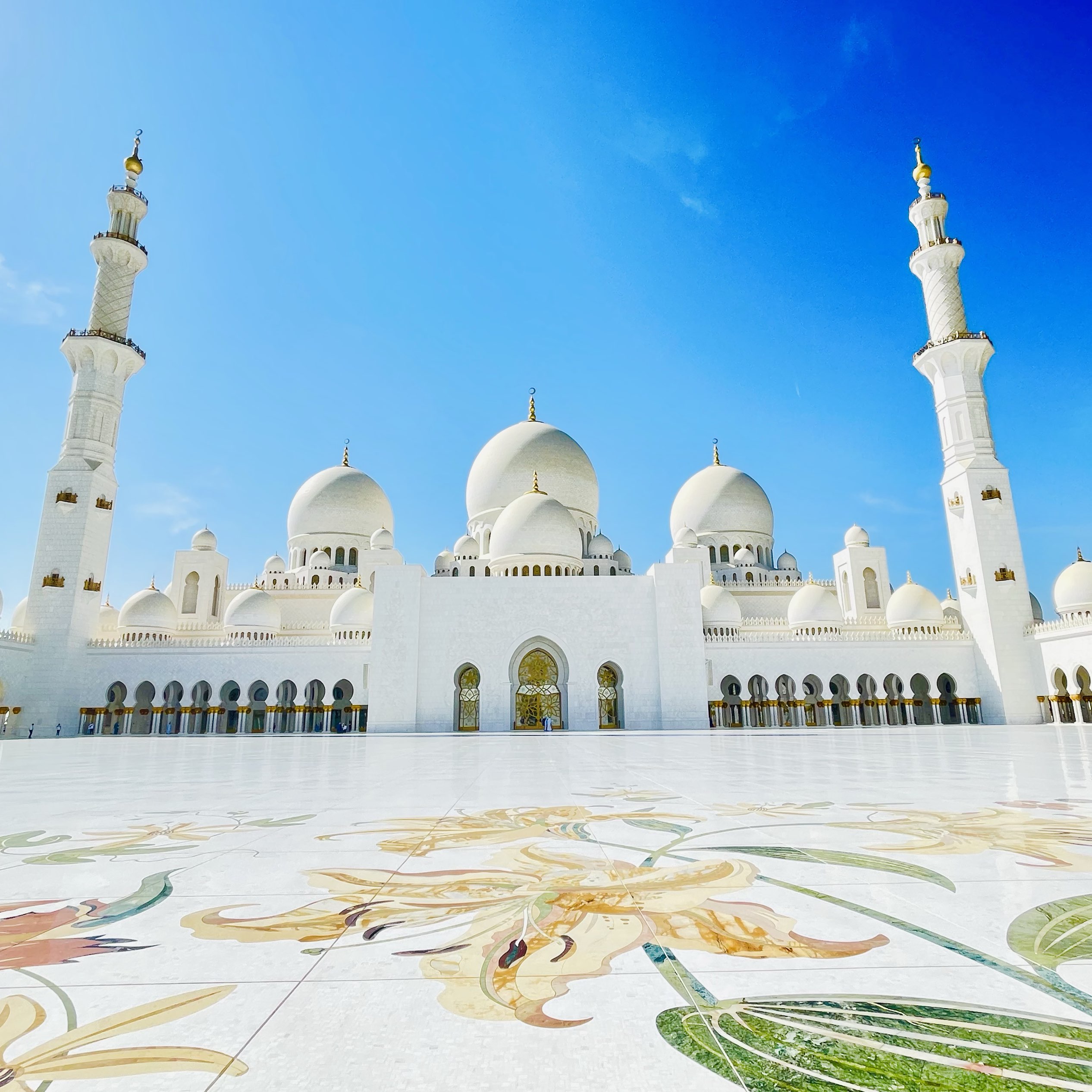 ホワイト アバヤ モスク着用 アブダビを象徴する白亜の巨大モスク🕌 