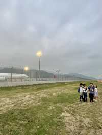 近距離望著飛機衝上雲霄 | 機場跑道尾