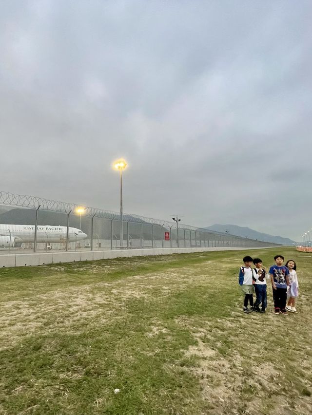 近距離望著飛機衝上雲霄 | 機場跑道尾