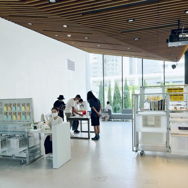 玻璃屋藝術圖書館
