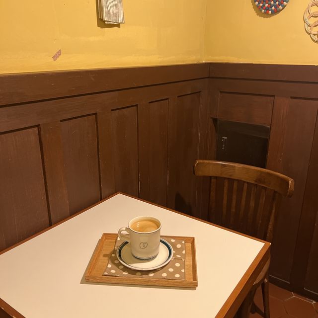 韓国/ソウル【弘大】日本風の喫茶店のような雰囲気が落ち着く🧡カフェ