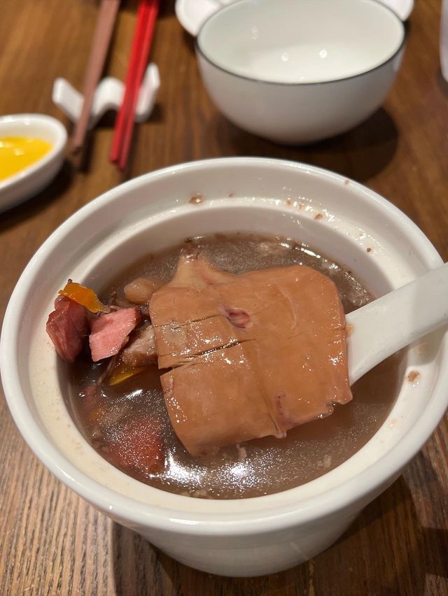遊走於亭內中菜