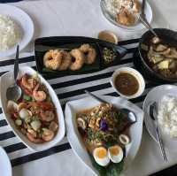 ร้านอาหารทะเลเกาะยอ “น้ำเคียงดิน”
