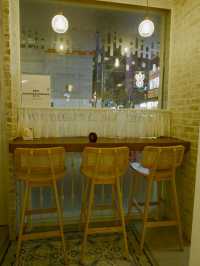 白色和風Cafe，外脆內軟的軟殼蟹意粉 
