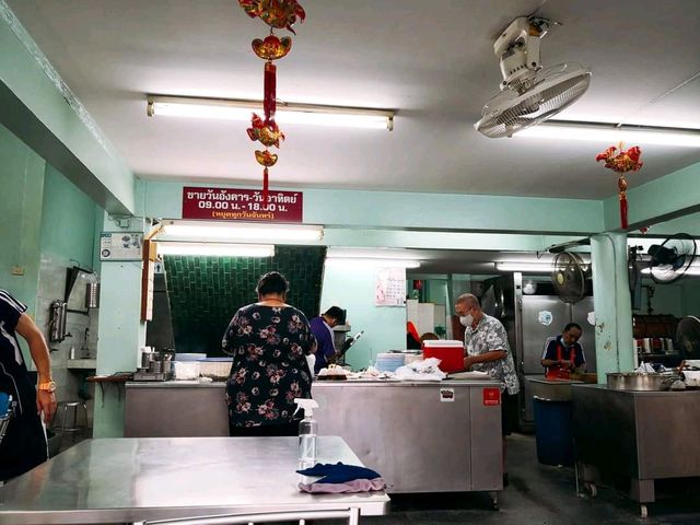 ข้าวหน้าไก่ห้าแยก เหลาะงาทิ้น 
ห้องอาหารพูนเลิศ 😋