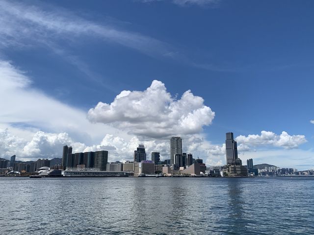 本地遊 | 中環至灣仔海濱漫步 | 藍天白雲下的維港美景