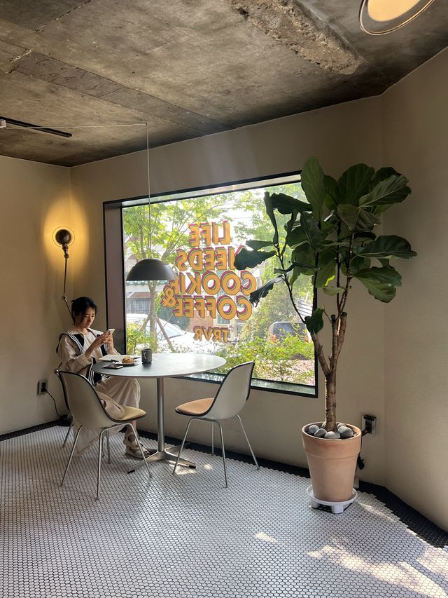 남산타워 뷰가 멋있는 경리단길 'TRVR'