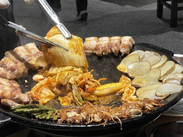 [대전 봉명동] 솥뚜껑 삼겹살의 미친 비주얼 - 세겹식당