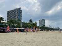 ชายหาดพัทยาตอนนี้เป็นหาดว่าวไปแล้ว 