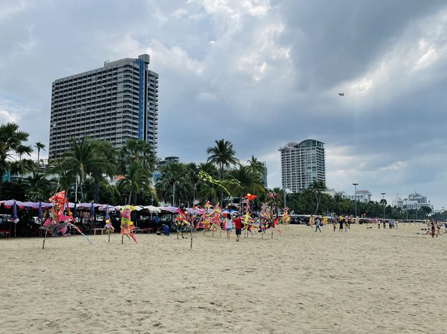 ชายหาดพัทยาตอนนี้เป็นหาดว่าวไปแล้ว 