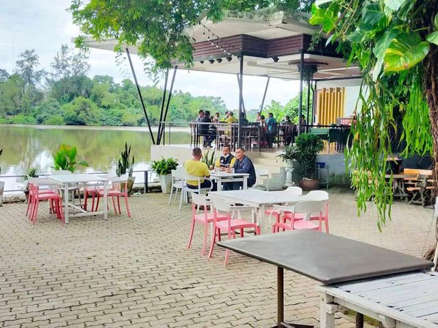 สวยอาหารริมน้ำ ร้านอาหารเก่าแก่คู่เมืองนราธิวาส
