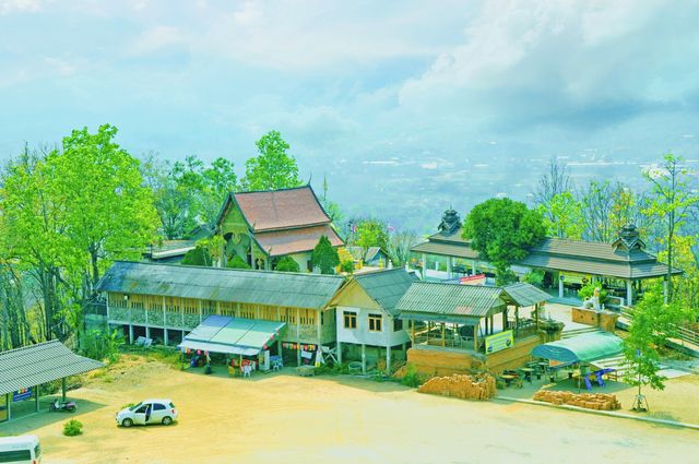 Thai tourism: Visit the beautiful Meena Temple in Pai and climb to the mountaintop to enjoy the scenery with Buddha.