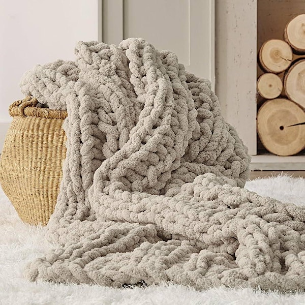 Knit & Sip: Festive Chunky Blanket Class | 42031 Main St