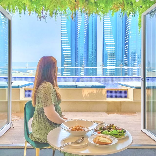 부산항을 내려다 볼 수 있는 루프탑 풀 카페🍹