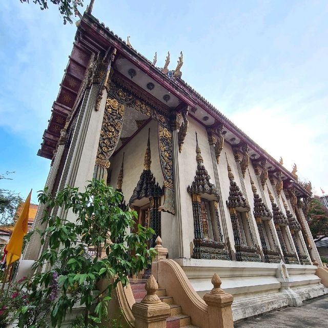 รายได้จากการค้าประเวณีมาลงขันกันสร้างวัด